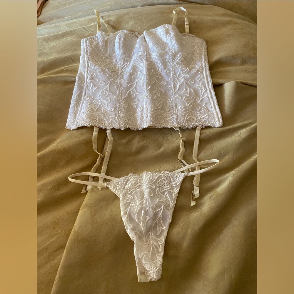 Natori White Bustier & 3 G-Strings Set, Size 36B/C M
